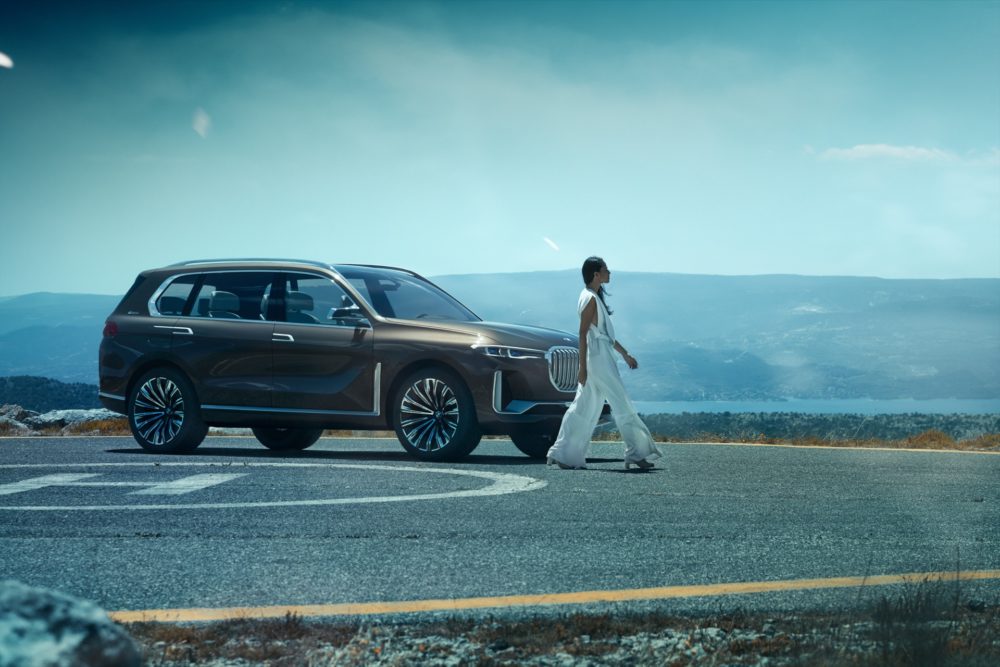 30.12.intv - COVER STORY:  REVEAL BMW X7  01’15”@00’48” -