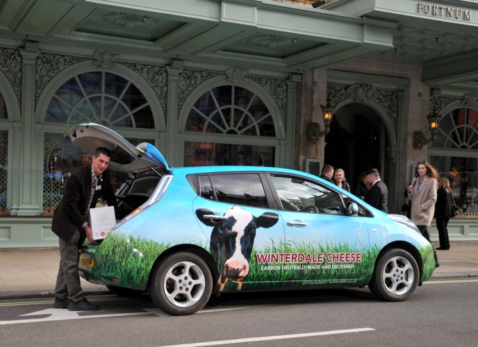 Nasce nel Regno Unito il primo formaggio "a emissioni zero" al mondo grazie all'aiuto del veicolo elettrico più popolare a livello globale